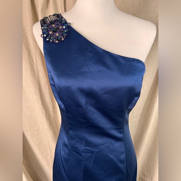 NWT Badgley Mischka Navy Blue One Beaded Shoulder Gown Size 4 - Picture 2 of 14